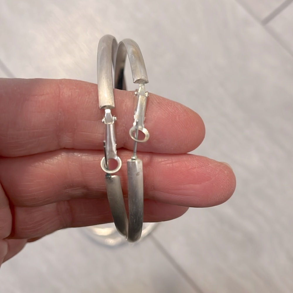 Set Large Hoop Earrings in Brushed Silver and Solid Silver - Picture 3 of 5